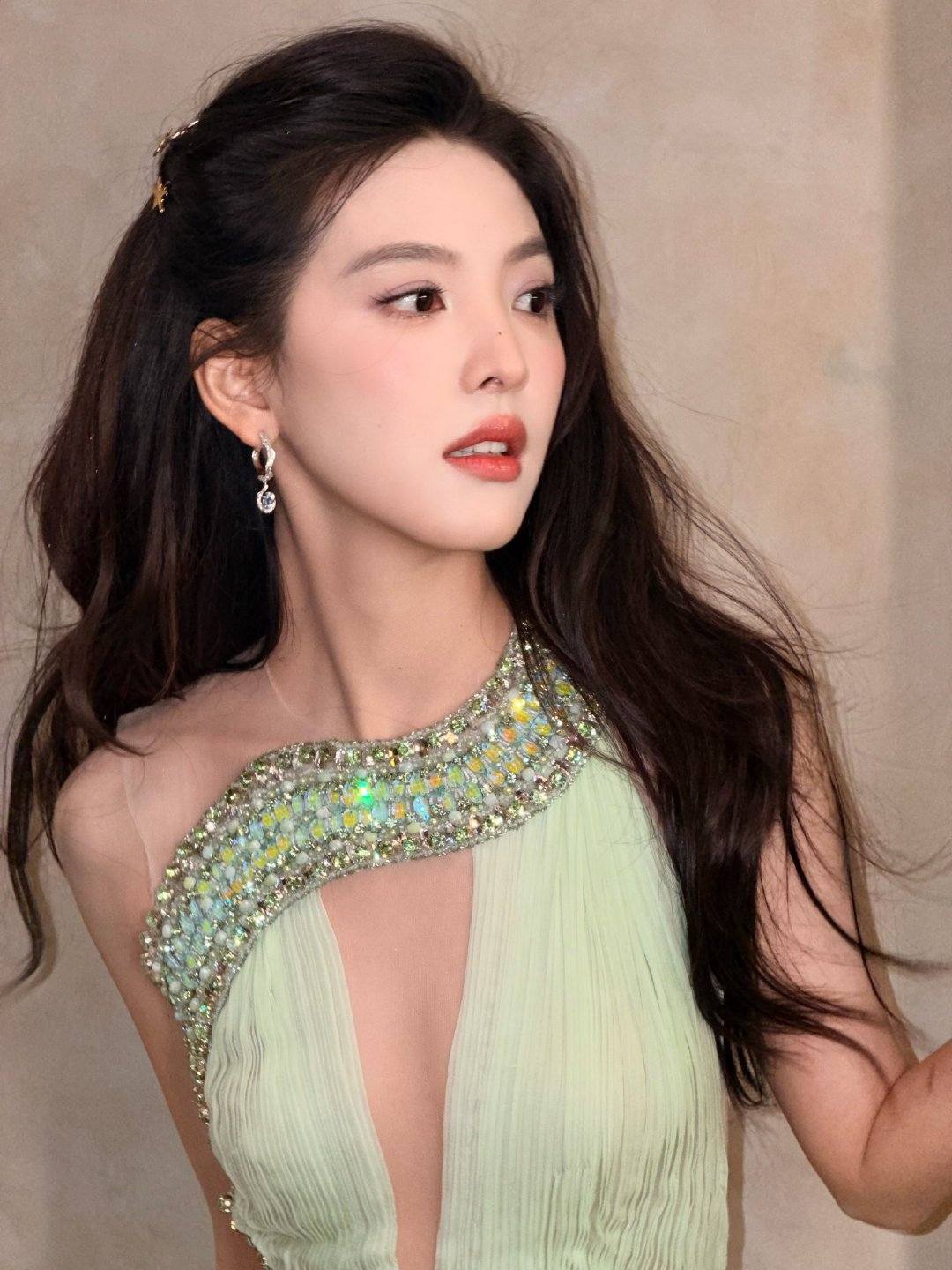 View - Hot Update: Zhang Ruo Nan Bra Sexy Fashion Moments - Ai Art Lookbook