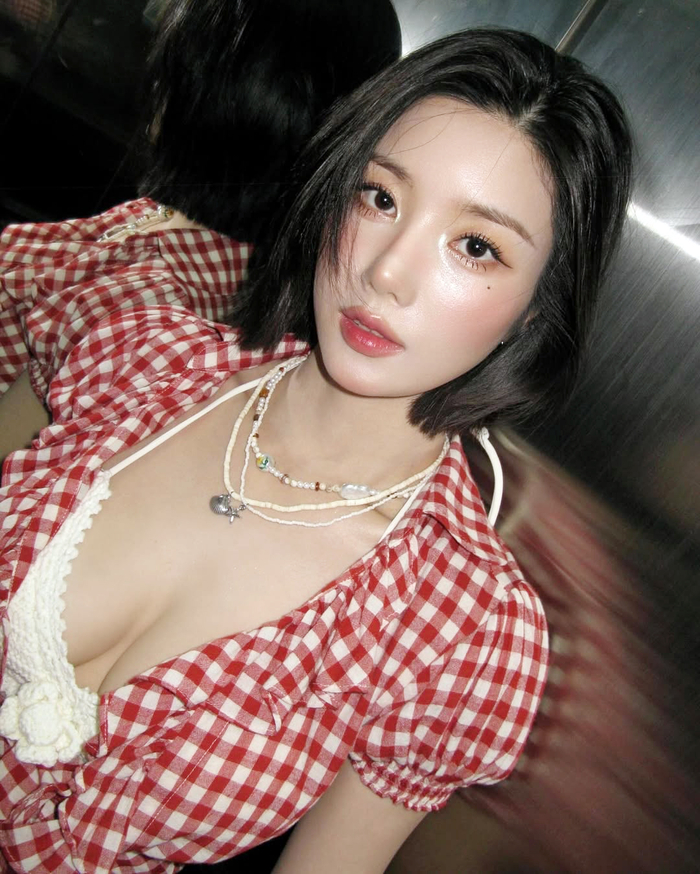 Gallery - Kwon Eunbi 's (권은비) Sexiest Bikini Pics - Ai Art Lookbook - image 1