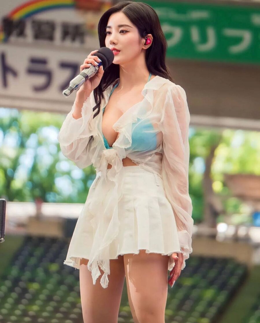 Gallery - Kwon Eunbi 's (권은비) Sexiest Bikini Pics - Ai Art Lookbook - image 3